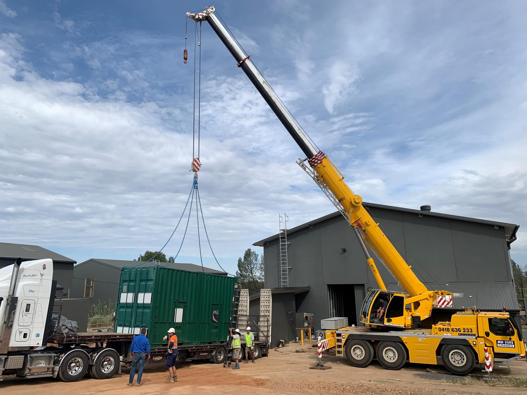 Luk Chai being loaded at Dubbo